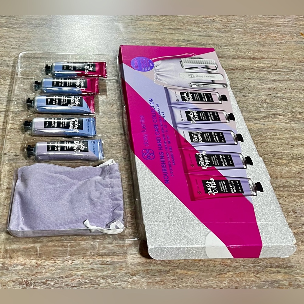 NIB Daisy Fuentes nourishing hand cream collection w/manicure set & storage bag